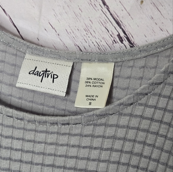 Daytrip Ombre Gray Cold Shoulder Long Sleeve Shirt - Picture 2 of 3